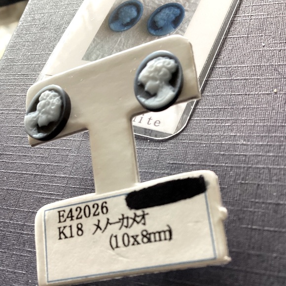 18K Solid Yellow Gold Stud Agate Cameo NWT